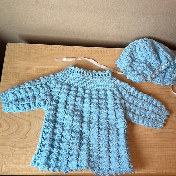 Baby Handknitted cardigan and bonnet set color baby blue - Picture 3 of 17